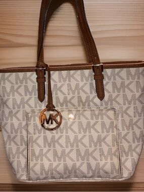Michael Kors Jet Set Medium Top-Zip Snap Pocket Tote.